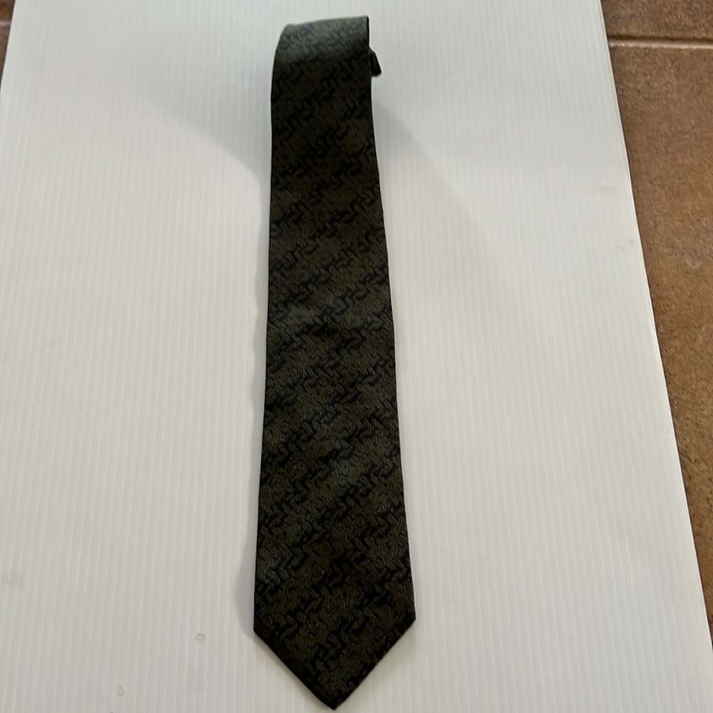 Gianfrnaco Ferre made in Italy 100% silk tie in like new condition.